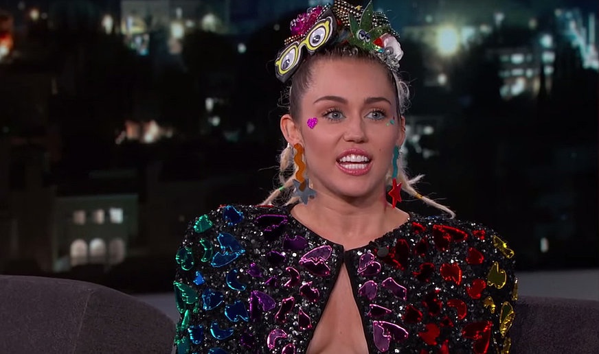 Miley Cyrus complètement nue pour un concert Showbizz net