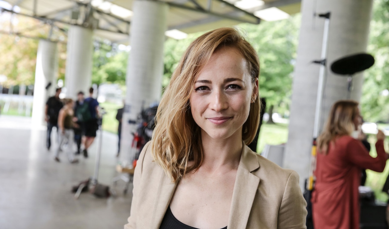 Karine Vanasse épate dans une séance photo sensuelle