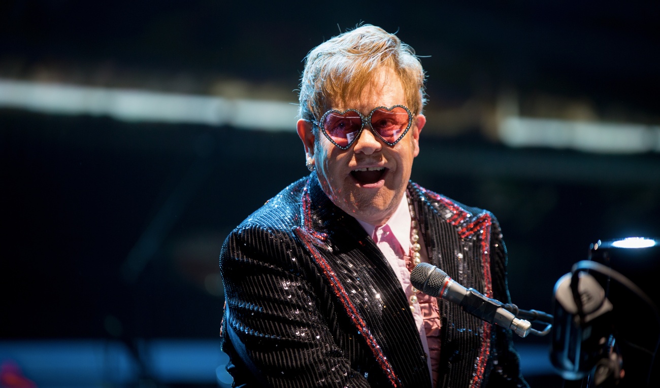 Moment complice entre Elton John et Taron Egerton sur scène
