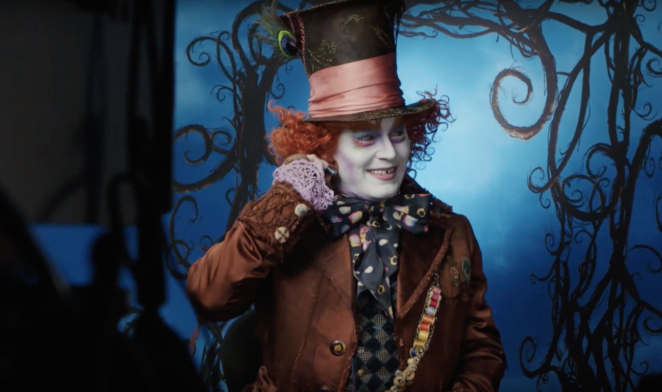 Johnny Depp surprend des fans d'Alice au pays des Merveilles à Disneyland