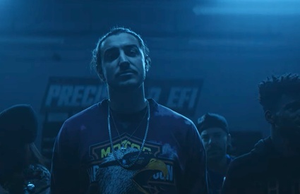 Adamo dans son vidéoclip « Montrez-moi »