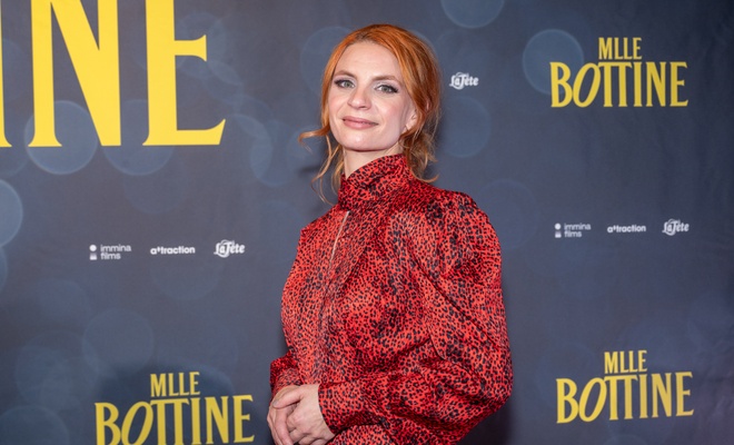 Image de l'article Marilyn Castonguay foule un tapis rouge en compagnie de son amoureux connu